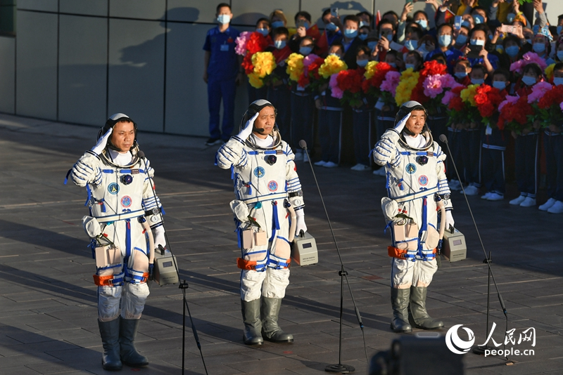 航天员奔赴太空